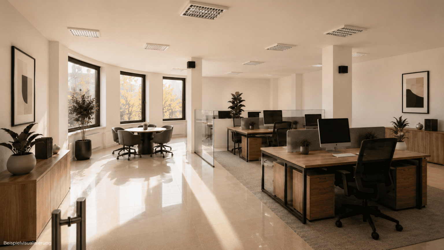 Helles Open-Space-Büro in Berlin-Reinickendorf mit moderner Arbeitsatmosphäre für IT-Teams und Projektgruppen.